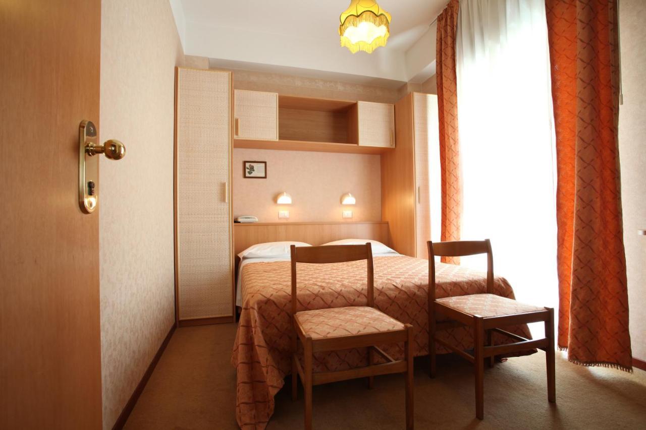 Hotel Rondinella E Viola Римини Экстерьер фото